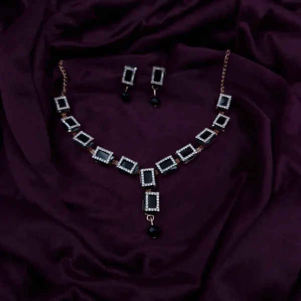 Black Elegant Lightweight Korean Necklace Set | Sriasmi.com